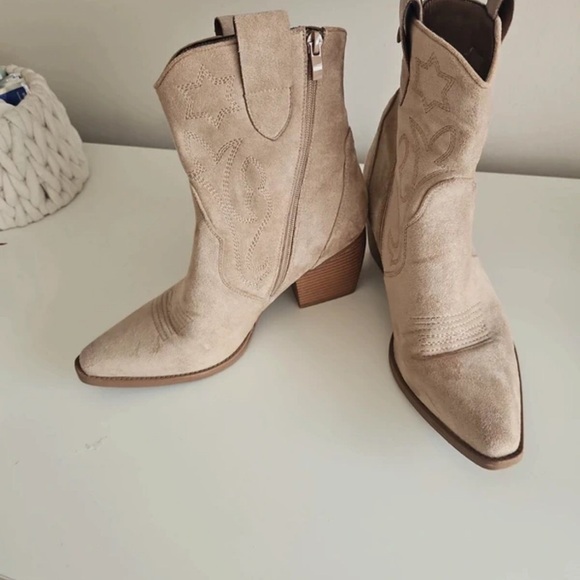 Chic Tan Suede Ankle Boots - Picture 5 of 5